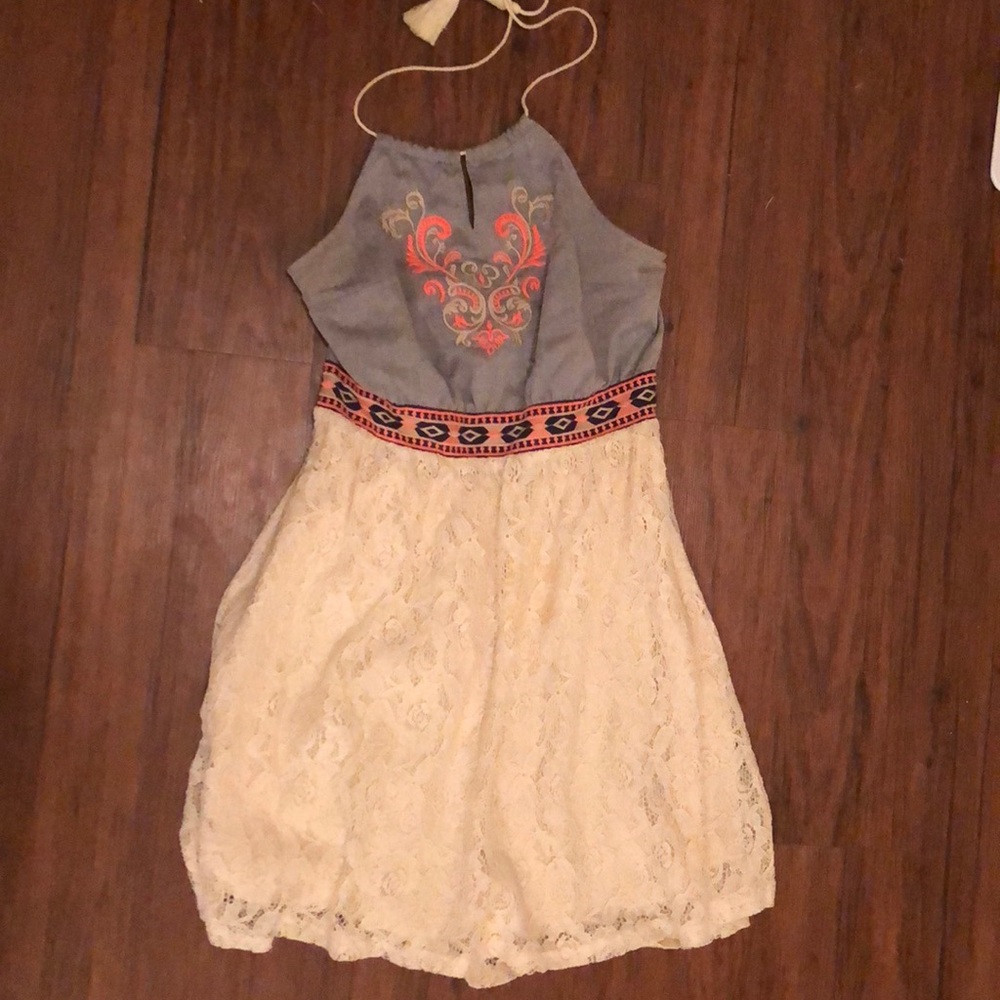 Cute halter dress. Size large. EUC